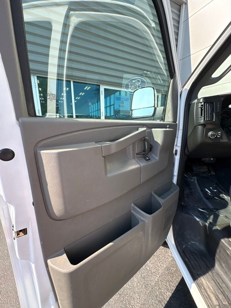 2025 Chevrolet Express 3500 LS Passenger