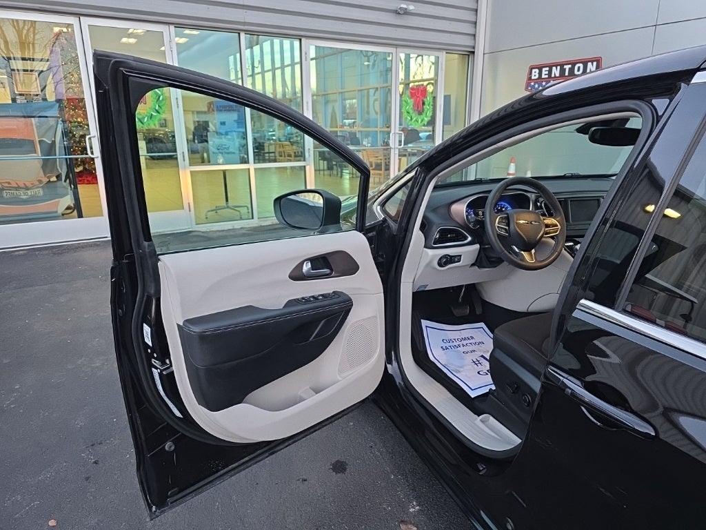 2024 Chrysler Voyager LX