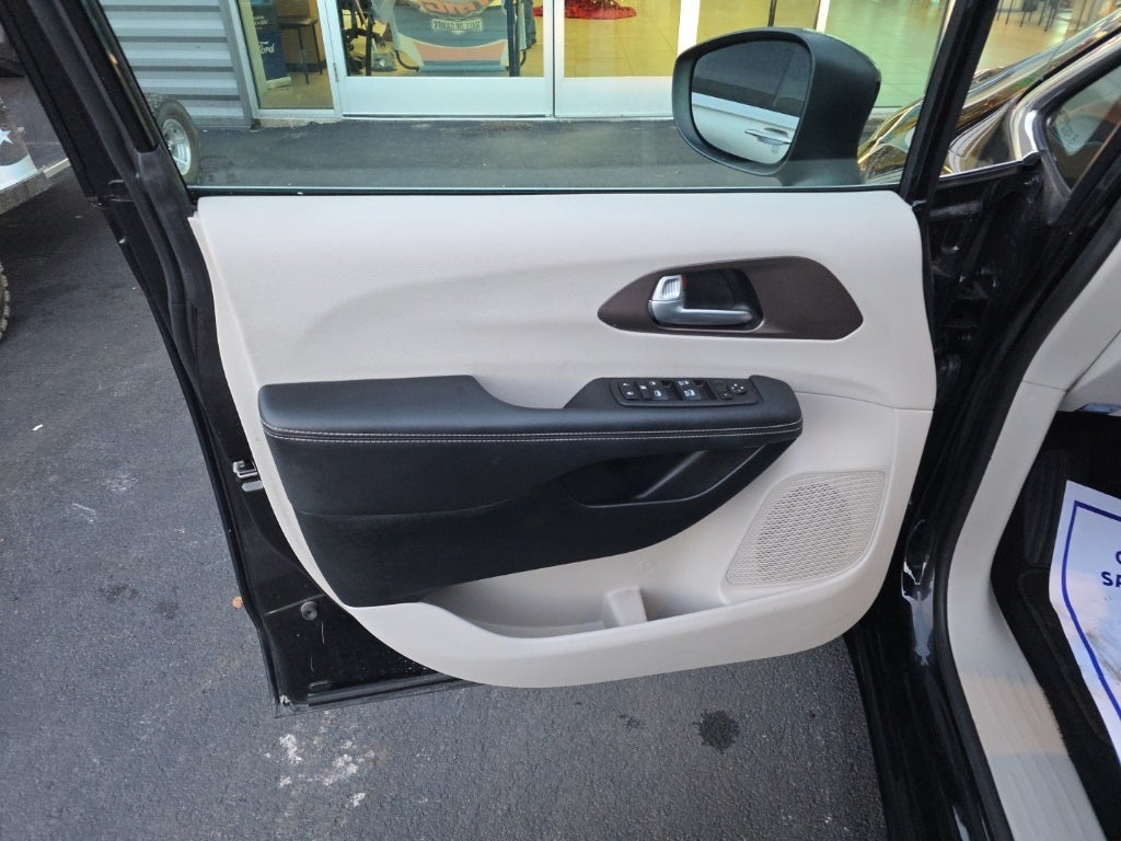 2024 Chrysler Voyager LX