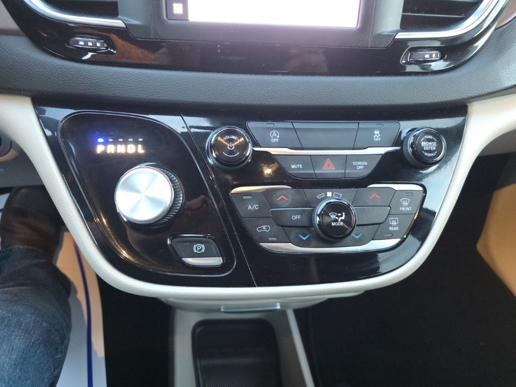 2024 Chrysler Voyager LX