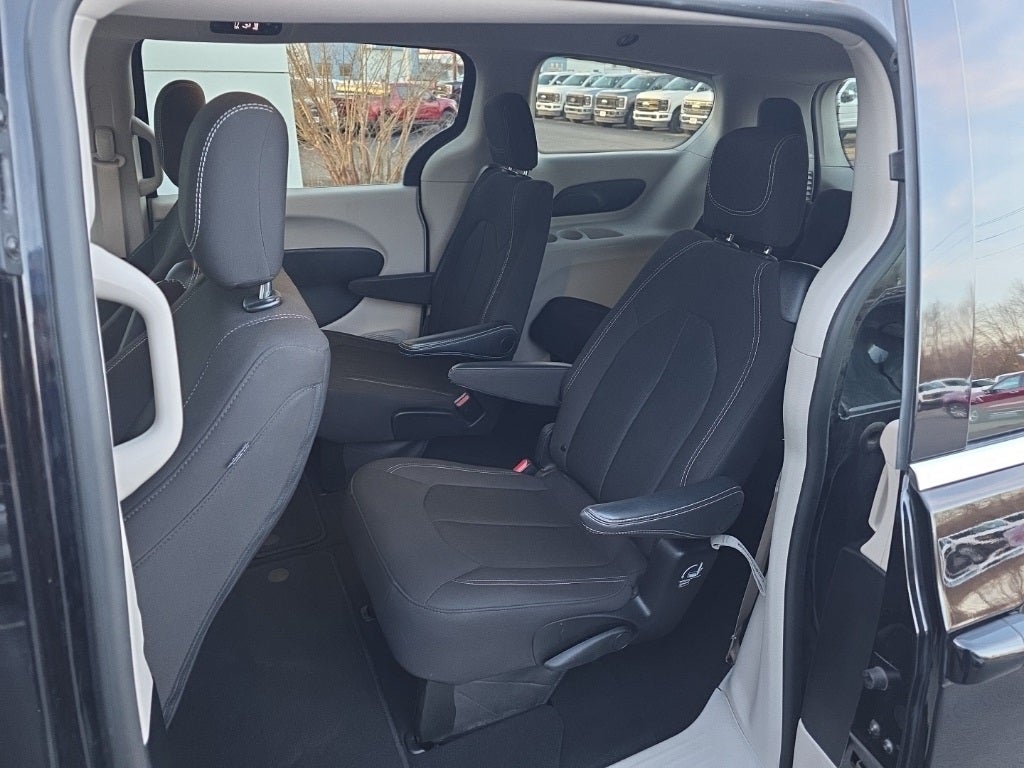 2024 Chrysler Voyager LX