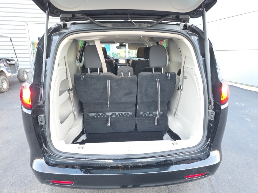 2024 Chrysler Voyager LX