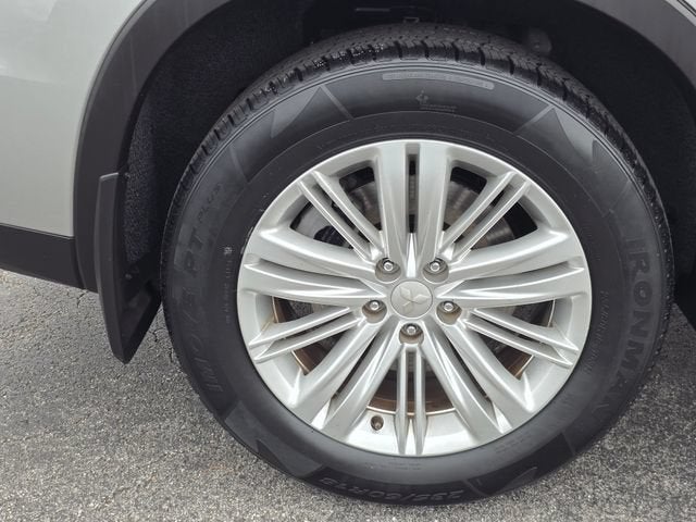 2024 Mitsubishi Outlander ES