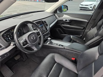 2022 Volvo XC90 Momentum
