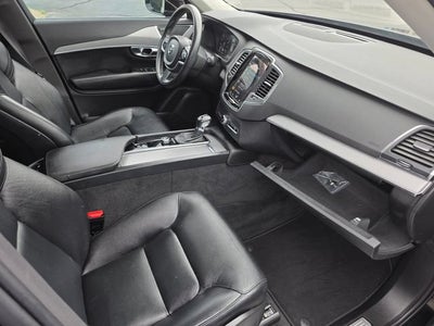 2022 Volvo XC90 Momentum