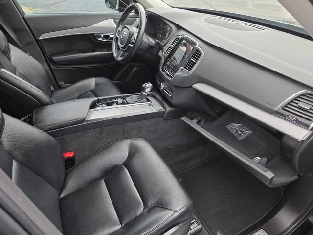 2022 Volvo XC90 Momentum