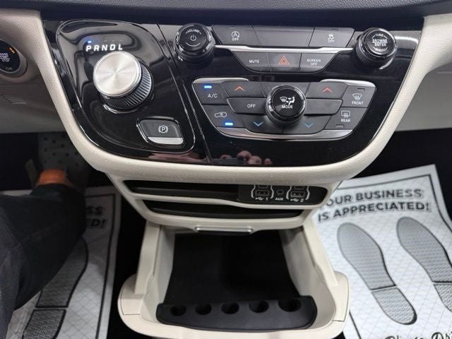 2022 Chrysler Voyager LX