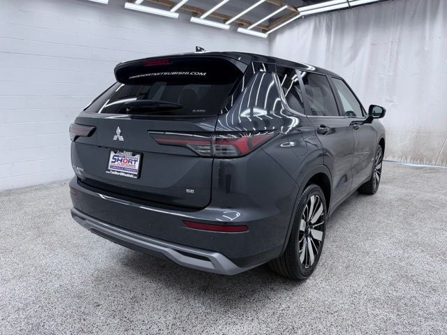 2025 Mitsubishi Outlander Base
