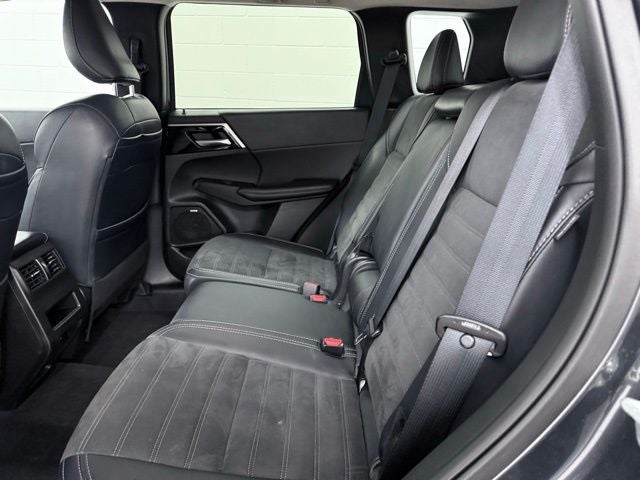 2025 Mitsubishi Outlander Base