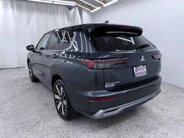 2025 Mitsubishi Outlander Base