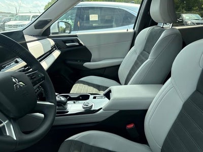 2025 Mitsubishi Outlander Base