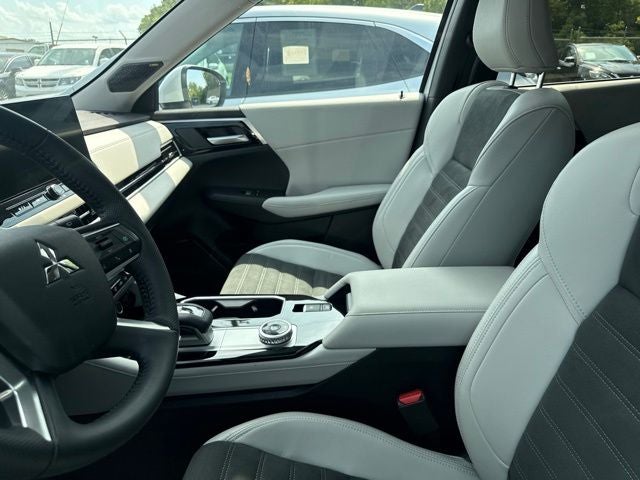 2025 Mitsubishi Outlander Base