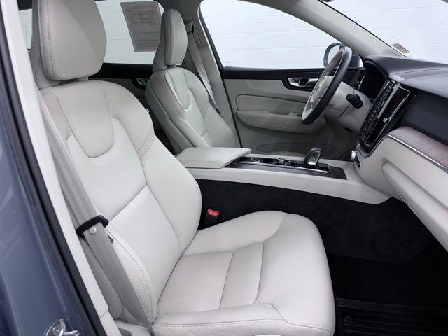 2022 Volvo XC60 B5 Momentum