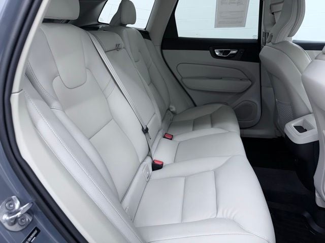 2022 Volvo XC60 B5 Momentum