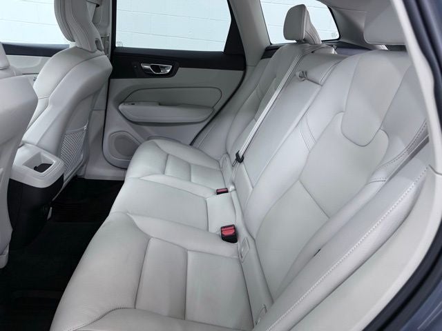 2022 Volvo XC60 B5 Momentum