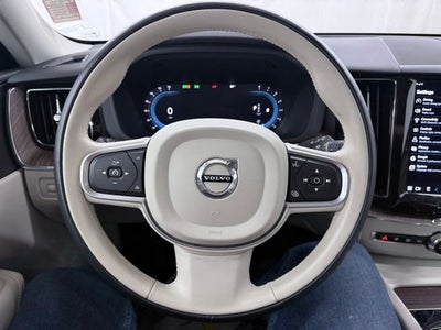 2022 Volvo XC60 B5 Momentum