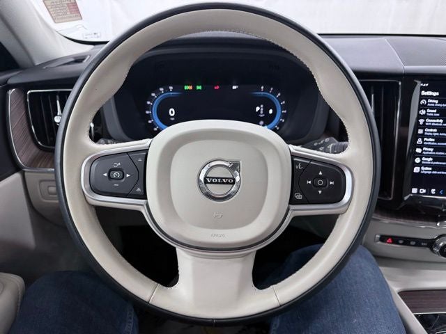 2022 Volvo XC60 B5 Momentum